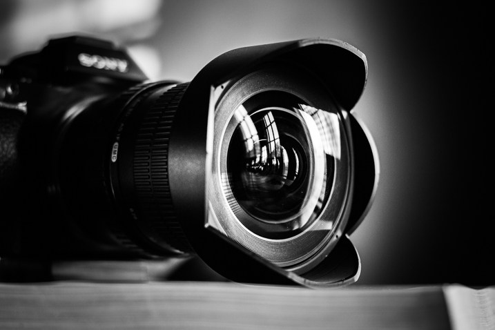 Riflesso e sfocatura dell’obiettivo della macchina fotografica digitale